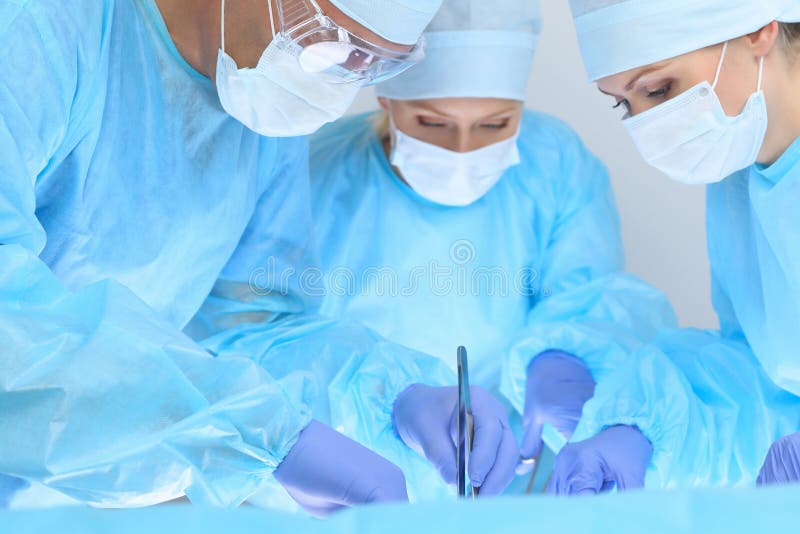 Medisch team die handeling uitvoeren Drie van chirurgen op het werk zijn bezig van patiënt Geneeskunde, veterinair of gezondheids royalty-vrije stock afbeeldingen Medisch team die handeling uitvoeren Drie van chirurgen op het werk zijn bezig van patiënt Geneeskunde, veterinair of gezondheids royalty-vrije stock afbeeldingen