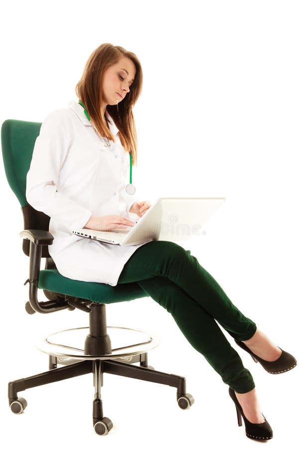 Medisch Vrouw arts die aan computerlaptop werken stock foto's Medisch Vrouw arts die aan computerlaptop werken stock foto's
