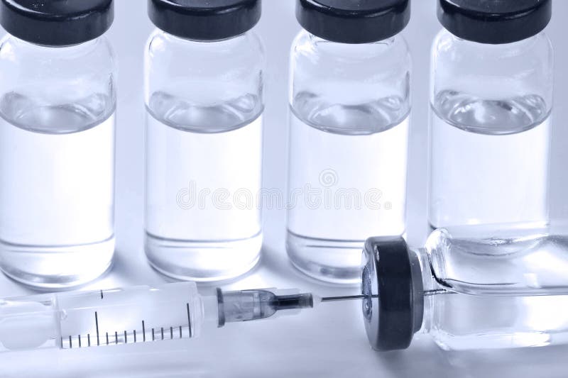 Medische ampullen met vaccin en spuit op witte achtergrond royalty-vrije stock foto Medische ampullen met vaccin en spuit op witte achtergrond royalty-vrije stock foto