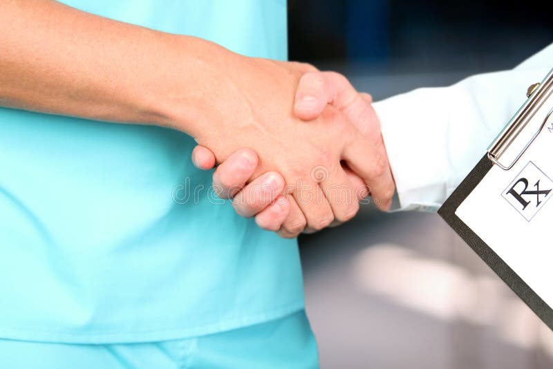 Medische arts met een stethoscoop rond zijn hals het schudden hand met collega royalty-vrije stock afbeelding Medische arts met een stethoscoop rond zijn hals het schudden hand met collega royalty-vrije stock afbeelding
