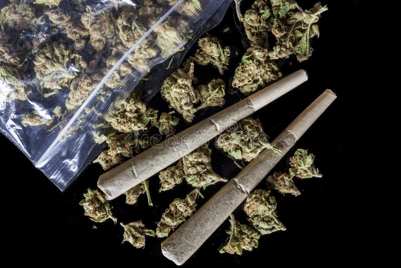 Medische die cannabisverbindingen en knoppen van pakketzwarte hierboven worden verspreid stock foto Medische die cannabisverbindingen en knoppen van pakketzwarte hierboven worden verspreid stock foto