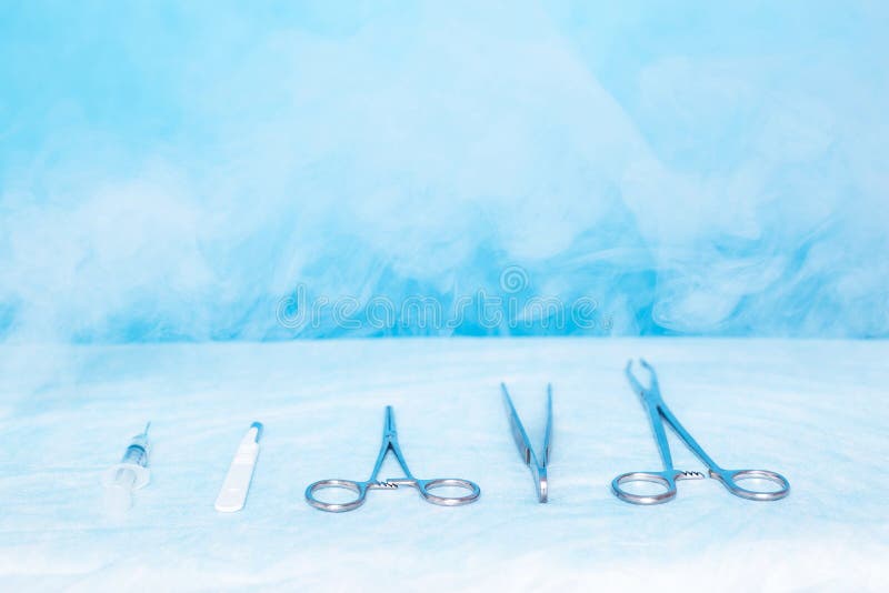 Medische instrumenten in de werkende ruimte op de achtergrond van rook van vloeibare stikstof en lage temperaturen, het concept a stock foto's Medische instrumenten in de werkende ruimte op de achtergrond van rook van vloeibare stikstof en lage temperaturen, het concept a stock foto's