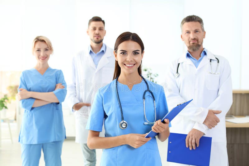 Medische medewerker met collega's in kliniek