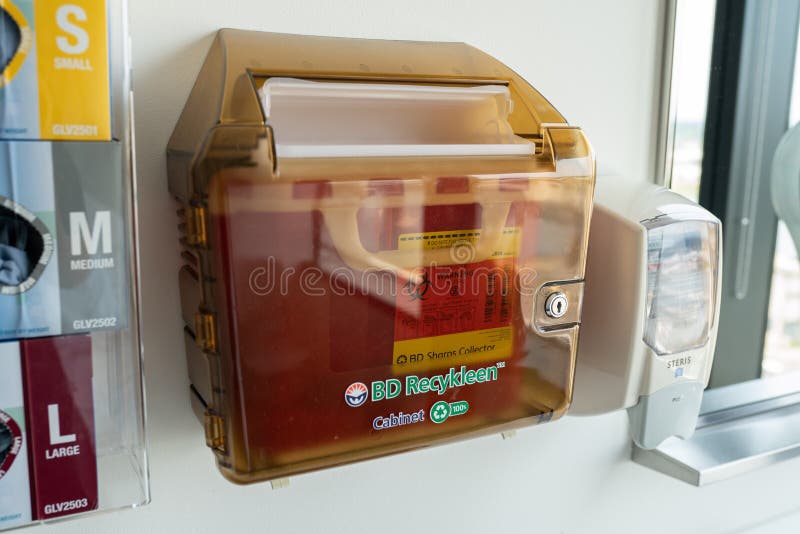 Medische recyclingsdoos voor verwijdering van gebruikte naalden stock foto Medische recyclingsdoos voor verwijdering van gebruikte naalden stock foto