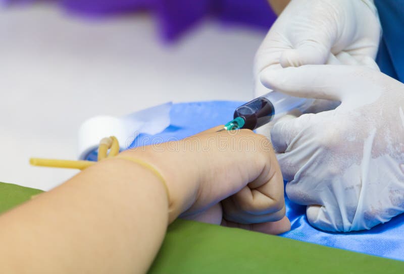 Medische selectieve spuit op wapenpatiënt om bloed voor test te verzamelen de gezondheid stock foto's Medische selectieve spuit op wapenpatiënt om bloed voor test te verzamelen de gezondheid stock foto's