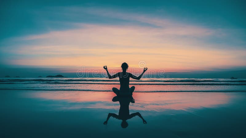 Meditación de la mujer de la yoga de la puesta del sol en costa de mar con la reflexión en agua Relájese imagenes de archivo Meditación de la mujer de la yoga de la puesta del sol en costa de mar con la reflexión en agua Relájese imagenes de archivo