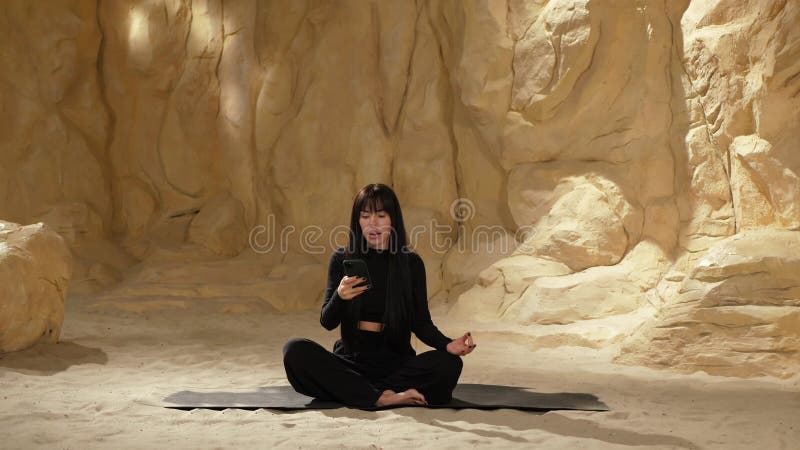 Meditación del desierto femenino almacen de metraje de vídeo