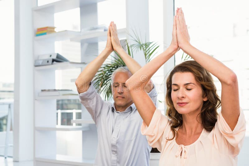 Meditare casuale pacifico dei colleghi di affari fotografie stock Meditare casuale pacifico dei colleghi di affari fotografie stock