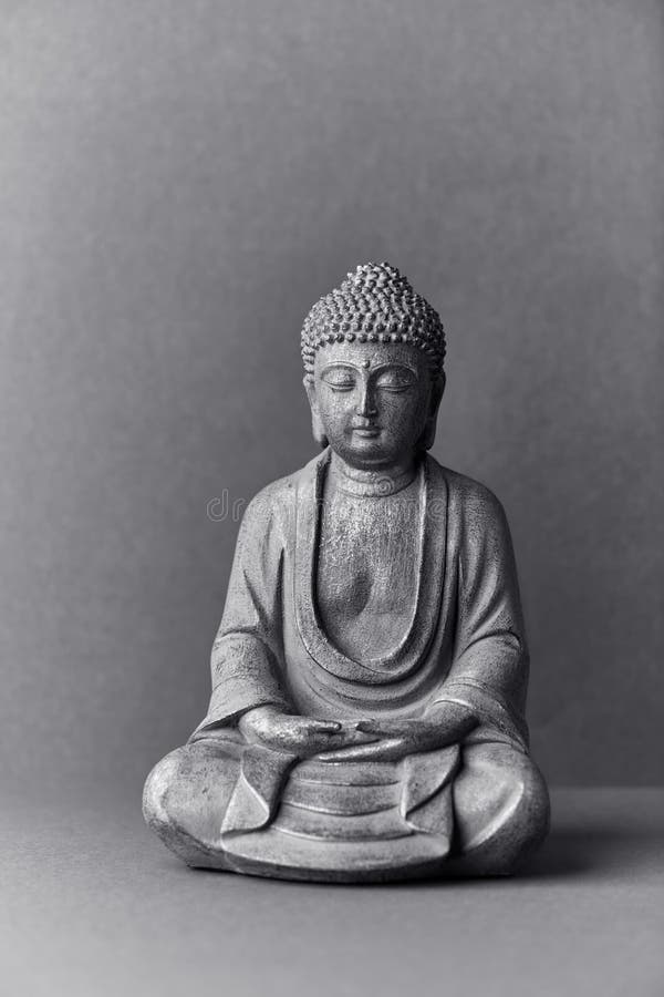 Meditare una statua di Buddha su carta. fotografia stock libera da diritti