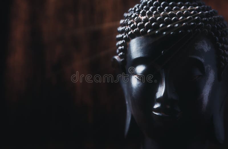Meditare una statua di Buddha su sfondo scuro. messa a fuoco morbida. chiudere. spazio di copia.