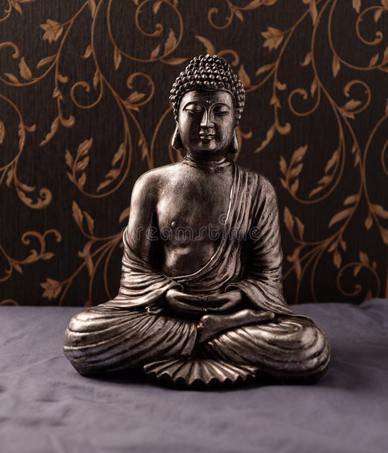 Meditare una statua di Buddha su sfondo scuro. messa a fuoco morbida. chiudere immagine stock