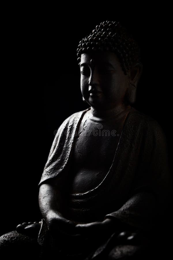 Meditare una statua di Buddha su sfondo scuro. messa a fuoco morbida. chiudere. fotografia stock libera da diritti