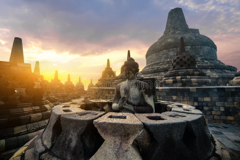 Meditarea statuii lui Buddha. templul Borobudur. java centrală stock image