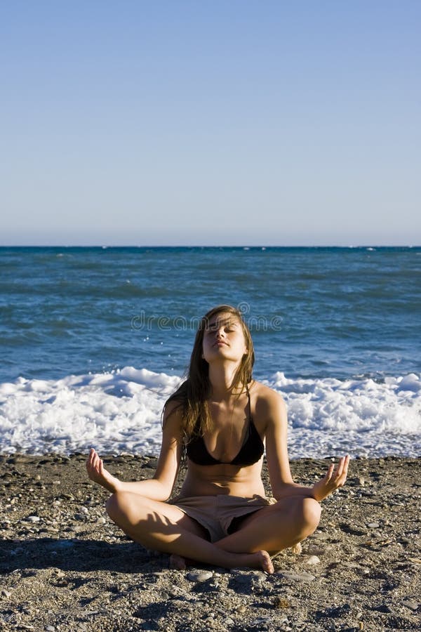 meditating νεολαίες στοκ φωτογραφίες με δικαίωμα ελεύθερης χρήσης meditating νεολαίες στοκ φωτογραφίες με δικαίωμα ελεύθερης χρήσης