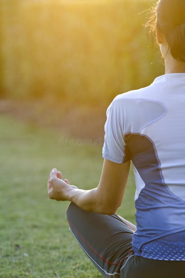 Mujer joven relajante durante atardecer.