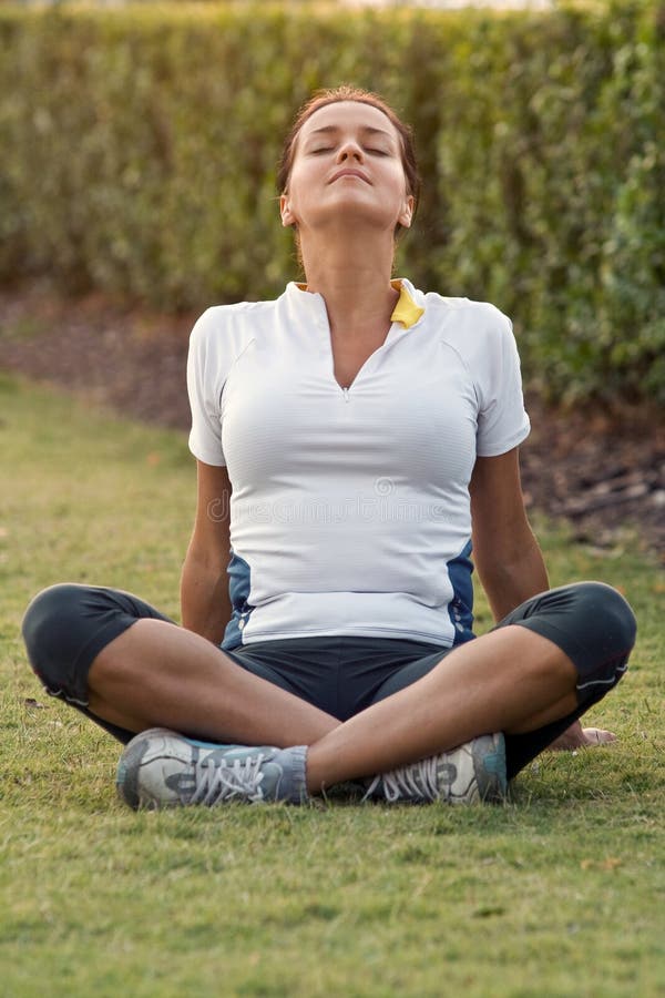 Giovane donna di relax durante il tramonto.