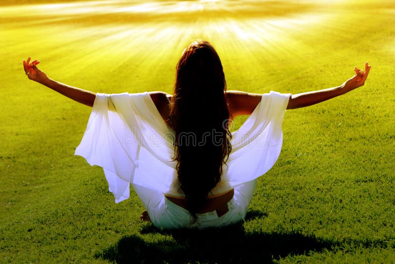 Meditácia na zelenej lúke v slnečné lúče.