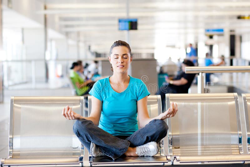 Meditation am Flughafen lizenzfreies stockfoto Meditation am Flughafen lizenzfreies stockfoto