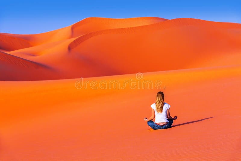Meditation i öken arkivfoto Meditation i öken arkivfoto