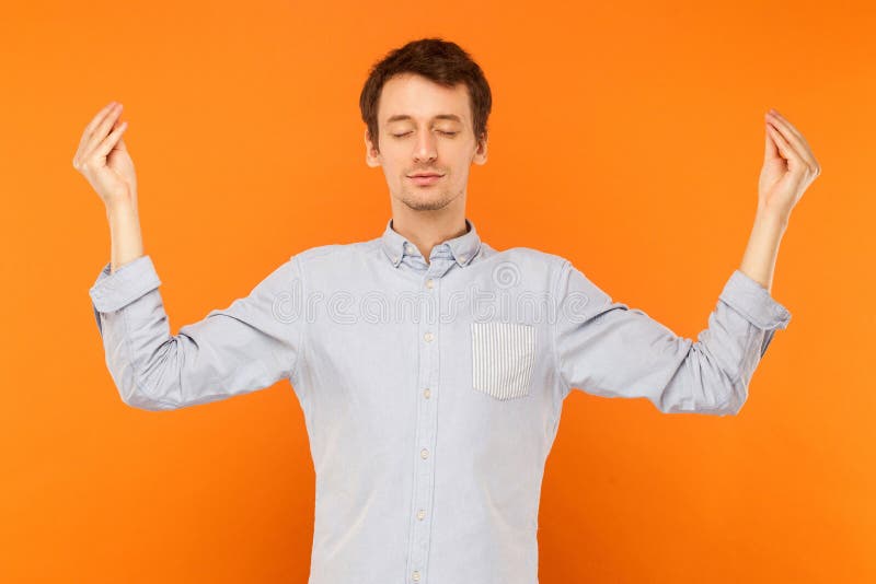 Meditation mental övning Ung vuxen man stängd ögon och doi arkivbild Meditation mental övning Ung vuxen man stängd ögon och doi arkivbild