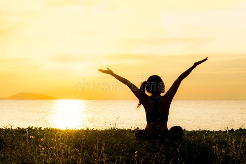 Simularea yoga, stilul de viață feminin, silueta pe apusul mării, relaxează-te vital. stock photography