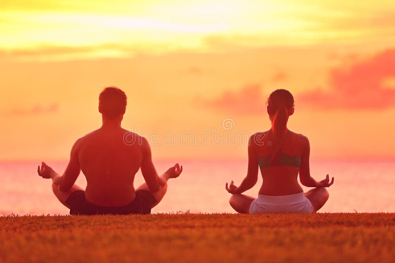 Meditationsyogapaare, die bei Strandsonnenuntergang meditieren lizenzfreies stockfoto Meditationsyogapaare, die bei Strandsonnenuntergang meditieren lizenzfreies stockfoto
