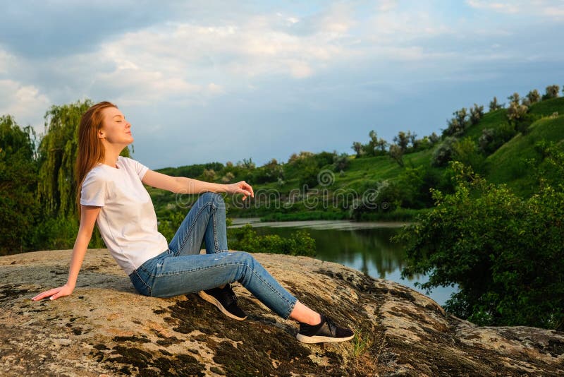 Meditazione di rilassamento concetto di salute mentale. giornata nazionale di rilassamento. donna pettinata medita e rilassa in na