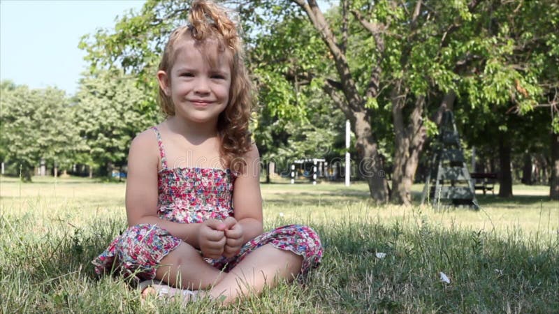 Meditazione di yoga della bambina