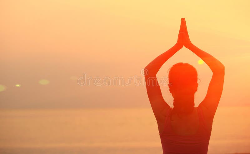 Meditazione sana della donna di yoga alla spiaggia di alba immagini stock Meditazione sana della donna di yoga alla spiaggia di alba immagini stock