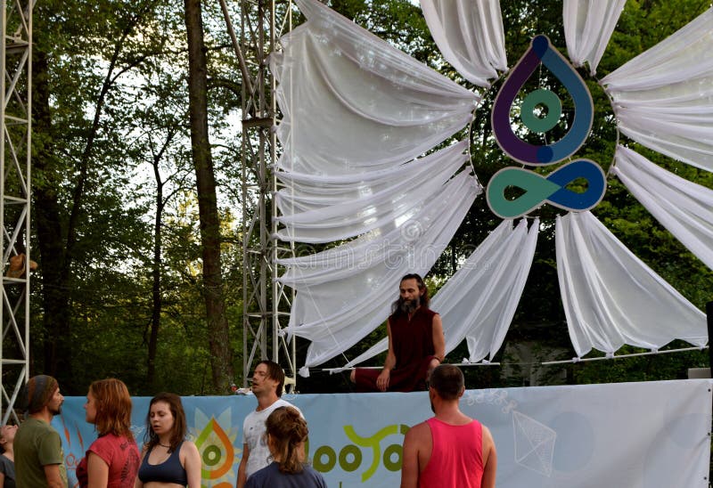 Meditação da ioga no festival em Rússia imagem de stock royalty free Meditação da ioga no festival em Rússia imagem de stock royalty free