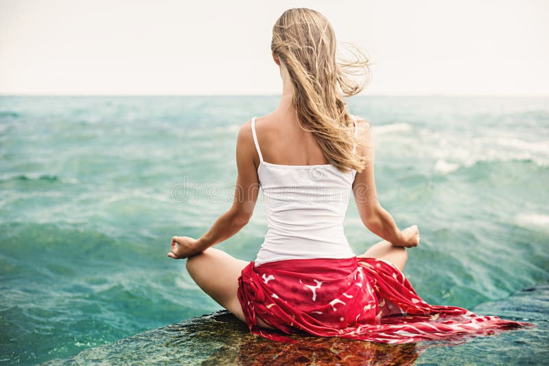 Meditação Da Jovem Mulher Na Praia Imagem de Stock Imagem de calmo