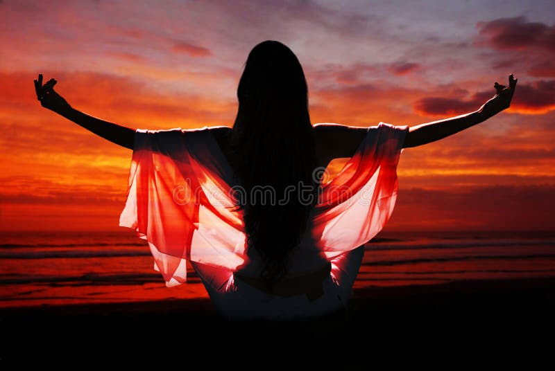 Meditação da mulher de encontro ao oceano imagem de stock royalty free Meditação da mulher de encontro ao oceano imagem de stock royalty free