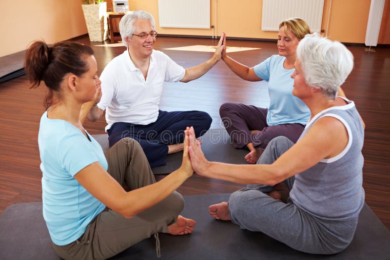 meditera för cirkelgrupp royaltyfria bilder meditera för cirkelgrupp royaltyfria bilder