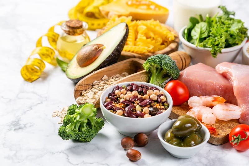 Mediterraan dieetconcept - vlees, vissen, vruchten en groenten