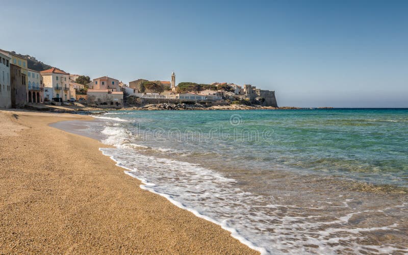 Mediterraan en gouden strand in Algajola in Corsica stock afbeeldingen Mediterraan en gouden strand in Algajola in Corsica stock afbeeldingen