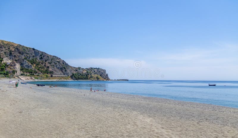 Mediterraan strand van Ionische Overzees - Bova-Jachthaven, Calabrië, Italië royalty-vrije stock afbeeldingen Mediterraan strand van Ionische Overzees - Bova-Jachthaven, Calabrië, Italië royalty-vrije stock afbeeldingen