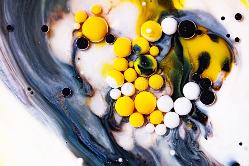 Mediu de amestecare a cernelii cu alcool. lichid alb cu bule colorante negre și galbene ilustrate. abstract royalty free stock photography