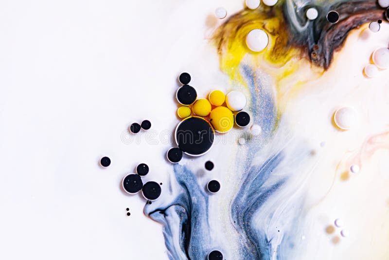 Mediu de amestecare a cernelii cu alcool. lichid alb cu bule colorante negre și galbene ilustrate. abstract stock images