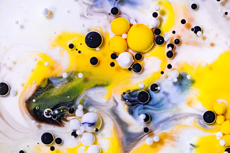 Mediu de amestecare a cernelii cu alcool. lichid alb cu bule colorante negre și galbene ilustrate. abstract stock image
