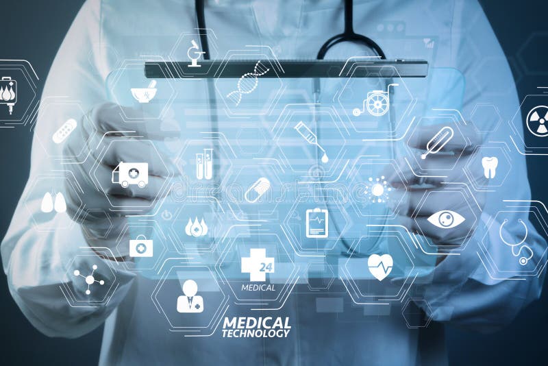 Medizindoktor, der mit modernem Computer arbeitet lizenzfreie stockfotografie Medizindoktor, der mit modernem Computer arbeitet lizenzfreie stockfotografie