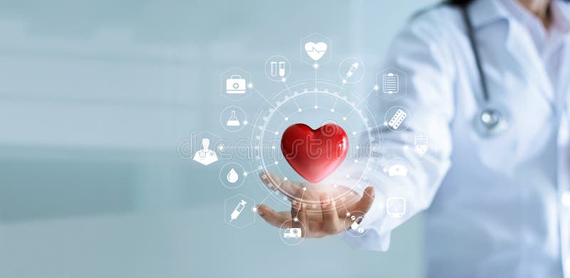 Medizindoktor, der rote Herzform mit medizinischem Ikonennetz hält stockfoto