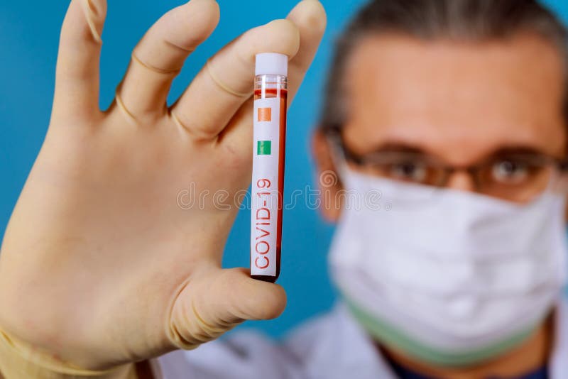 2Medizinische Arbeit mit Blutproben im COVID-19-Coronavirus-Labor lizenzfreies stockbild 2Medizinische Arbeit mit Blutproben im COVID-19-Coronavirus-Labor lizenzfreies stockbild