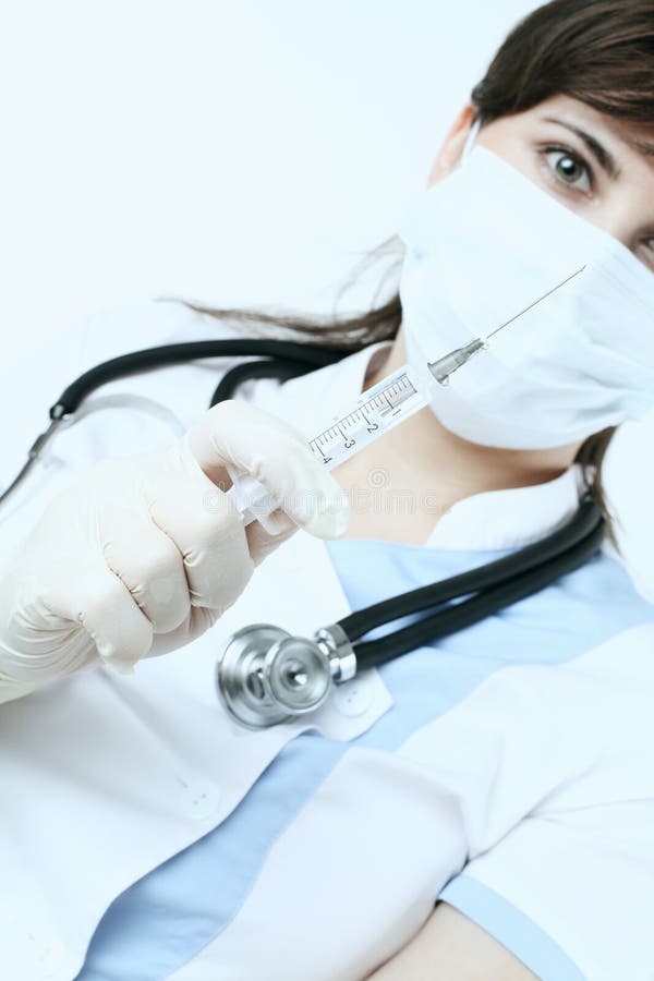 Medizinische Nadel in Doktorhänden stockbild Medizinische Nadel in Doktorhänden stockbild