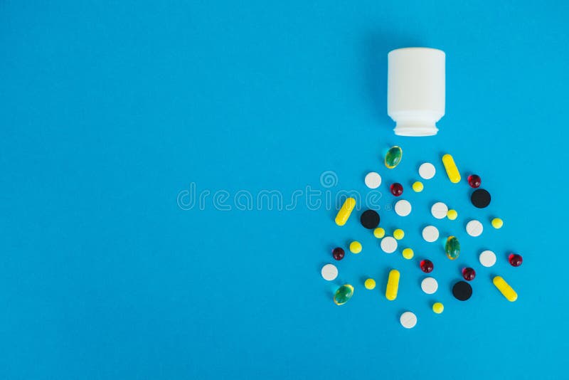 Medizinische Pillen Farbige Pillen und Kapsel auf blauem Hintergrund Apotheken-Thema, Kapsel-Pillen mit Medizin-Antibiotikum here lizenzfreie stockfotos Medizinische Pillen Farbige Pillen und Kapsel auf blauem Hintergrund Apotheken-Thema, Kapsel-Pillen mit Medizin-Antibiotikum here lizenzfreie stockfotos