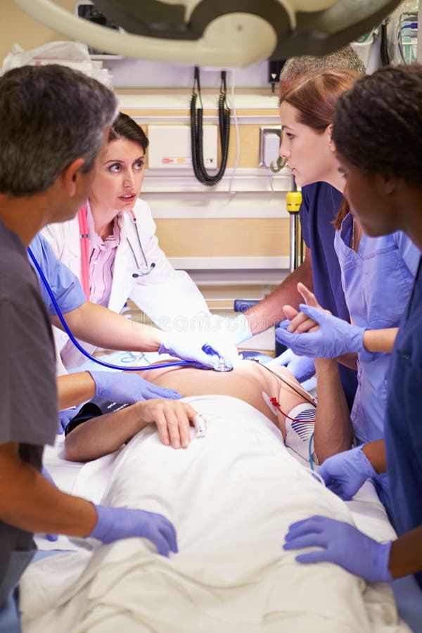 Medizinische Team Working On Patient In-Unfallstation stockbild Medizinische Team Working On Patient In-Unfallstation stockbild