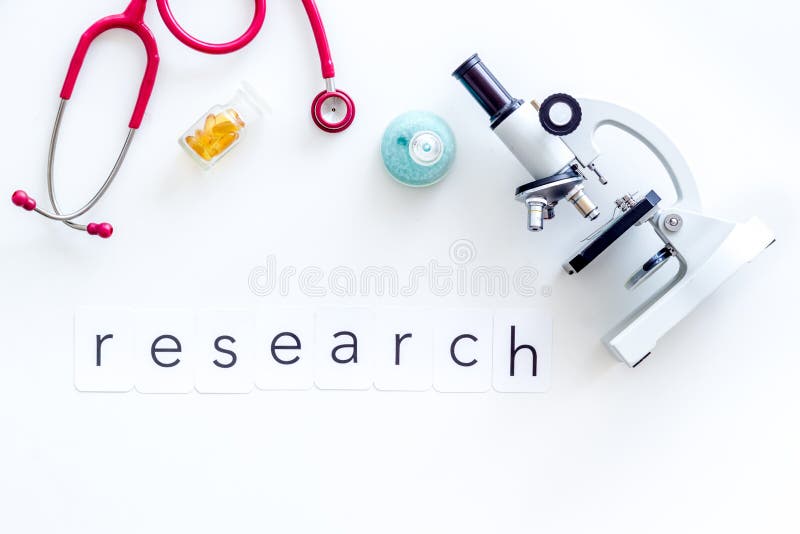 Medizinische Tests auf Arbeitsschreibtisch von Doktor mit Mikroskop, Stethoskop, Reagenzglas und Draufsicht des weißen Hintergrun lizenzfreies stockbild Medizinische Tests auf Arbeitsschreibtisch von Doktor mit Mikroskop, Stethoskop, Reagenzglas und Draufsicht des weißen Hintergrun lizenzfreies stockbild