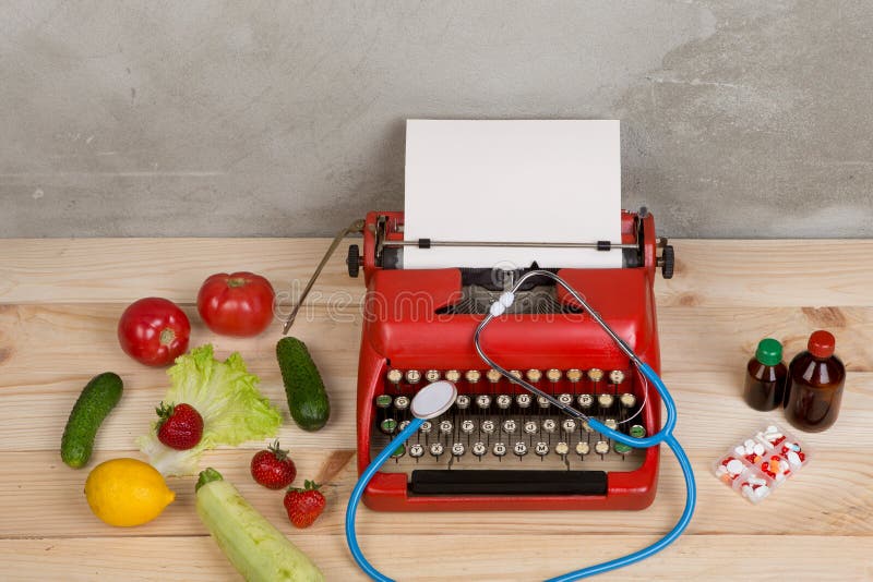 medizinische Verordnung auf Schreibmaschine - Wahl zwischen natürlichen Vitaminen, Gemüse, Früchte und Beeren oder Tabletten und lizenzfreie stockbilder medizinische Verordnung auf Schreibmaschine - Wahl zwischen natürlichen Vitaminen, Gemüse, Früchte und Beeren oder Tabletten und lizenzfreie stockbilder