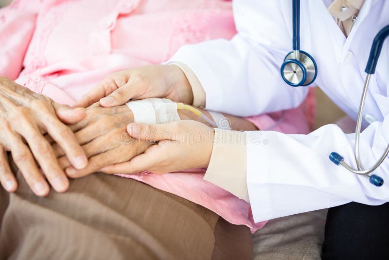 Medizinische Ärztin oder Krankenschwester der Nahaufnahme, die ältere geduldige Hände halten und sie am Krankenhausbett, Hand der lizenzfreie stockfotografie Medizinische Ärztin oder Krankenschwester der Nahaufnahme, die ältere geduldige Hände halten und sie am Krankenhausbett, Hand der lizenzfreie stockfotografie
