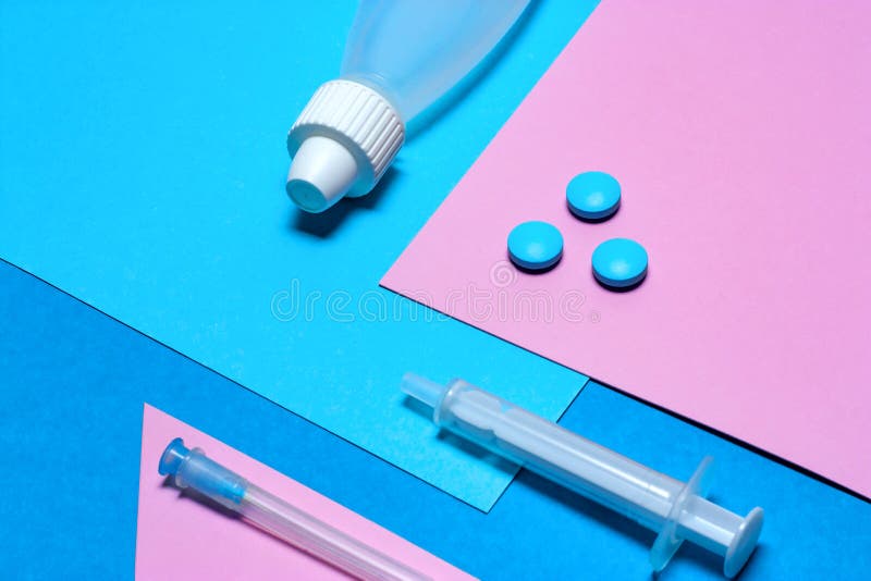 Medizinisches Material und minimalistic Ebenenlage der Pillen mit Kopienraum auf einem Papierhintergrund von Blauem und von rosa stockfotos Medizinisches Material und minimalistic Ebenenlage der Pillen mit Kopienraum auf einem Papierhintergrund von Blauem und von rosa stockfotos