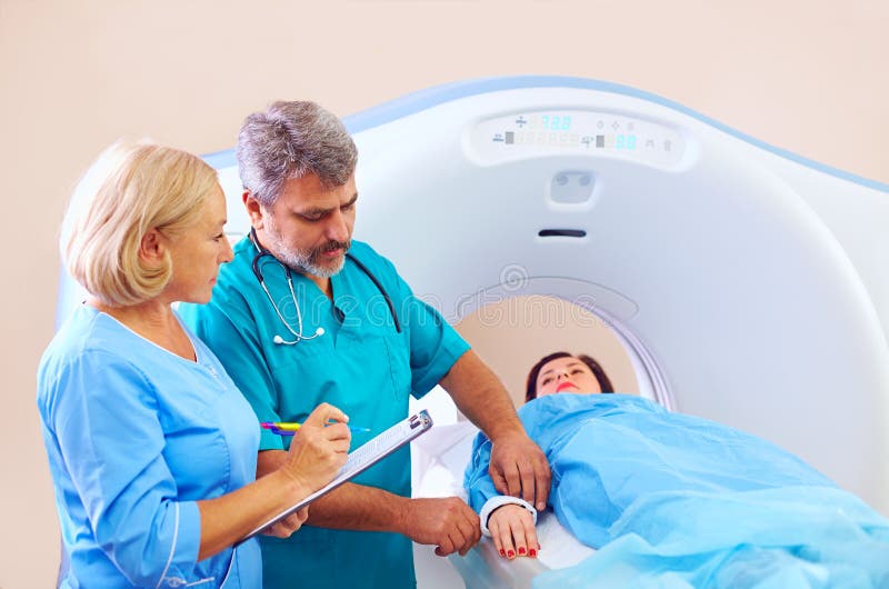 Medizinisches Personal, das Patienten zum CT-Scanner-Verfahren vorbereitet stockfotos Medizinisches Personal, das Patienten zum CT-Scanner-Verfahren vorbereitet stockfotos